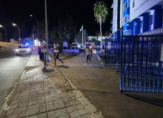 Φεύγοντας οι παίκτες του ΑΠΟΕΛ από το ΠΑΠ