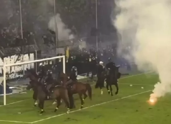 Χάος με εισβολή οπαδών, επεισόδια και διακοπή (βίντεο)