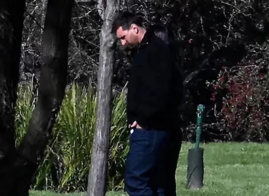 (Βίντεο) Συντετριμμένος ο Μέσι στην κηδεία του πατέρα του...