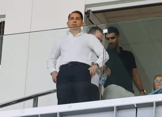 Παρακολουθεί, αξιολογεί και περιμένει