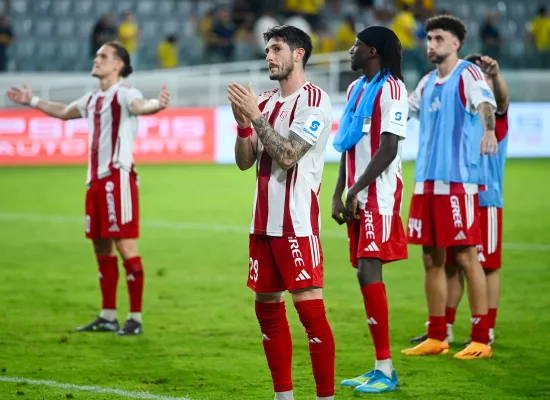 Για να... διώξει τα μαύρα σύννεφα