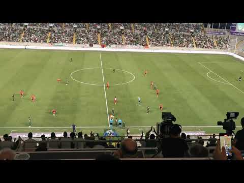 Standing ovation για Μπεζους