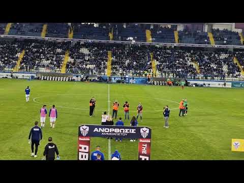 Χειροκρότημα από όλο το γήπεδο στα παιδιά με τροχοκάθισμα