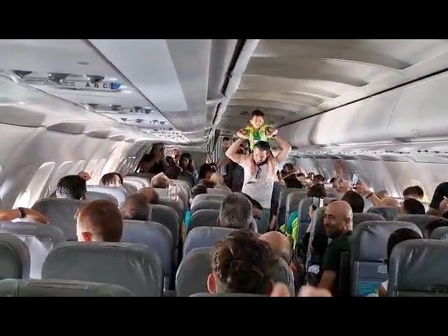 ΑΕΚτζήδες στο αεροπλάνο "ΑΕΚ-ΑΕΚ"
