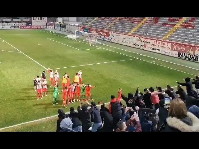 Νέα Σαλαμίνα/Πάρτι με τον κόσμο τους