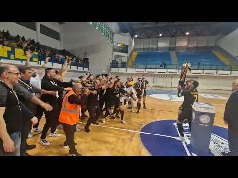 Απονομή κυπέλλου στην ΑΕΛ