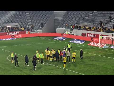 Παίκτες ΑΕΛ και κόσμος μετά τον Εθνικό