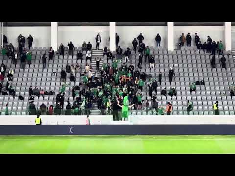 Η μασκότ του Αρη μοίρασε φανέλες