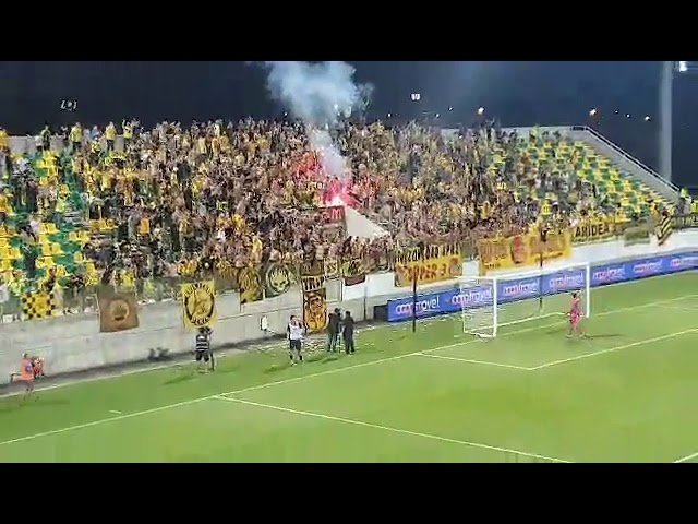 Πανηγυρισμός Καρυπίδη (ΑΕΛ - Άρης)