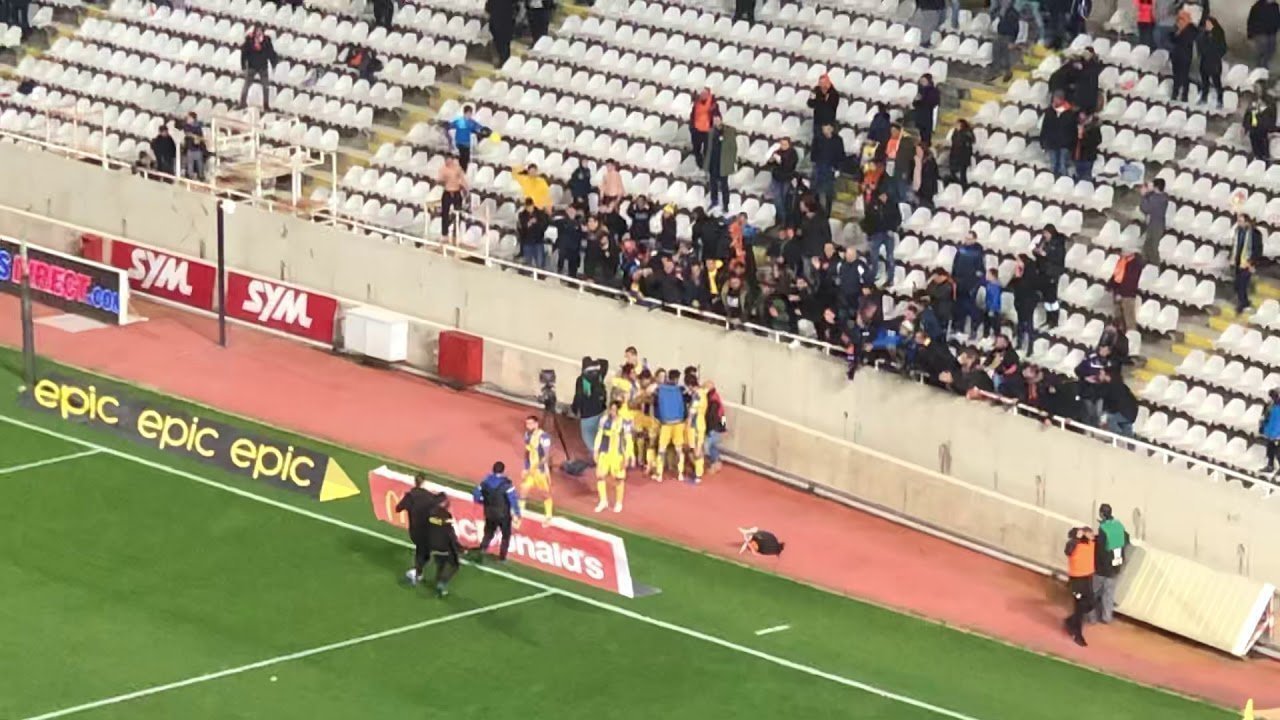 Πανηγυρισμοί στο τέλος με Απόλλων