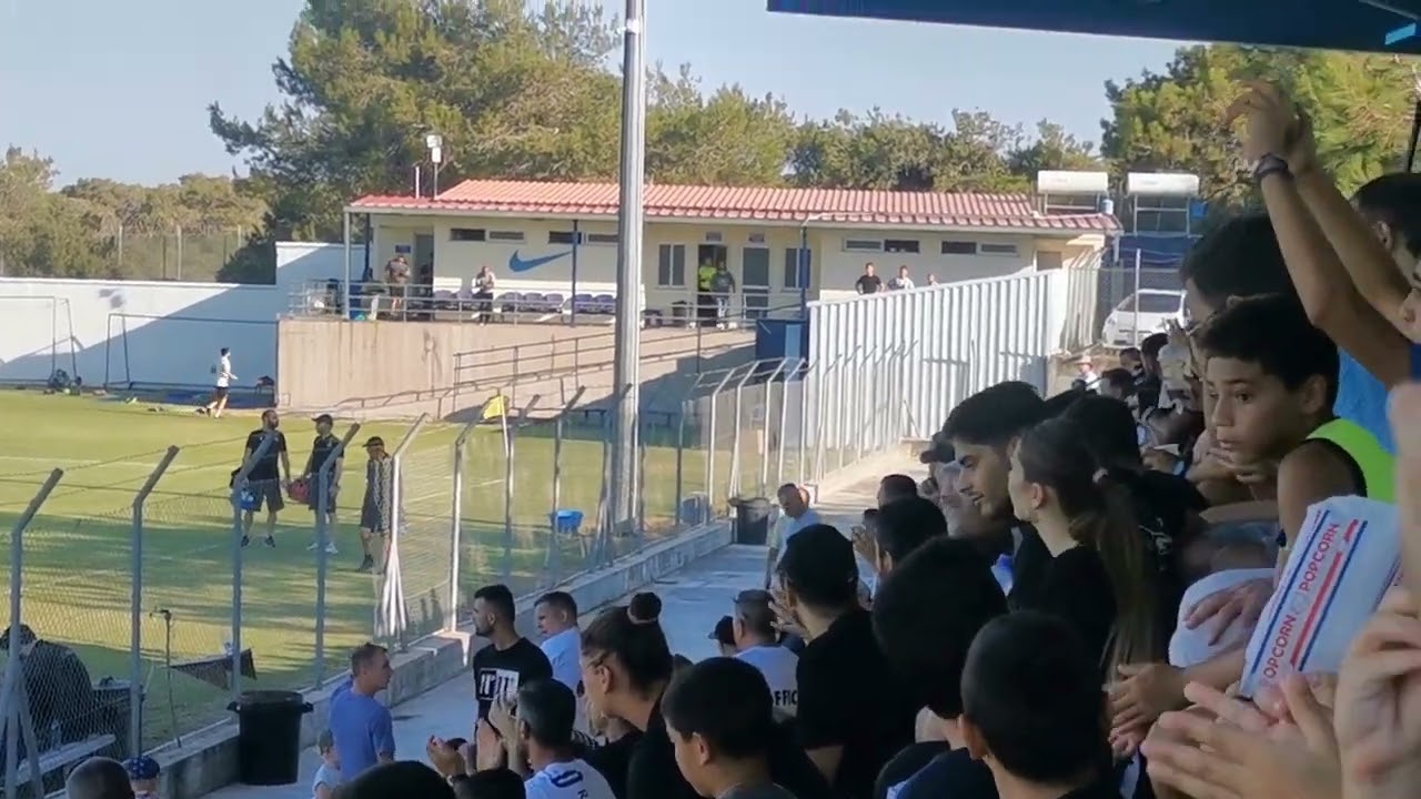 ΑΠΕΑ-ΑΕΛ: Χειροκρότημα ποδοσφαιριστων ΑΕΛ στην εξεδρα...