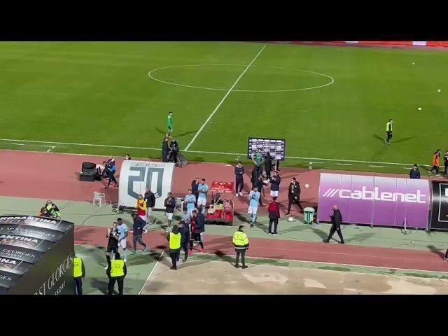Χειροκρότημα στους παίκτες της Πάφου μετά το 1-1 με Ομόνοια