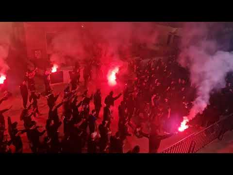 Μαχητές έξω από το γήπεδο