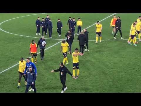 Αγκαλιές σε Θέμη Θεμιστοκλέους από συμπαίκτες του μετά το πρώτο του γκολ με την κίτρινη φανέλα