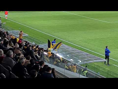 Συνθήματα από μικρούς οπαδούς της ΑΕΛ